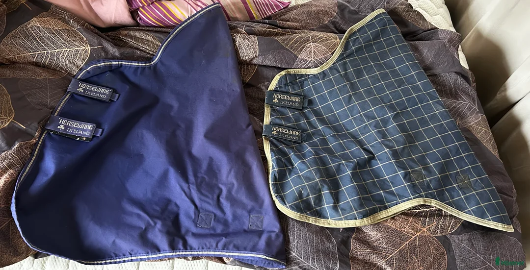 Täcken hästutrustning till salu: Halsar strl M - Annons 1