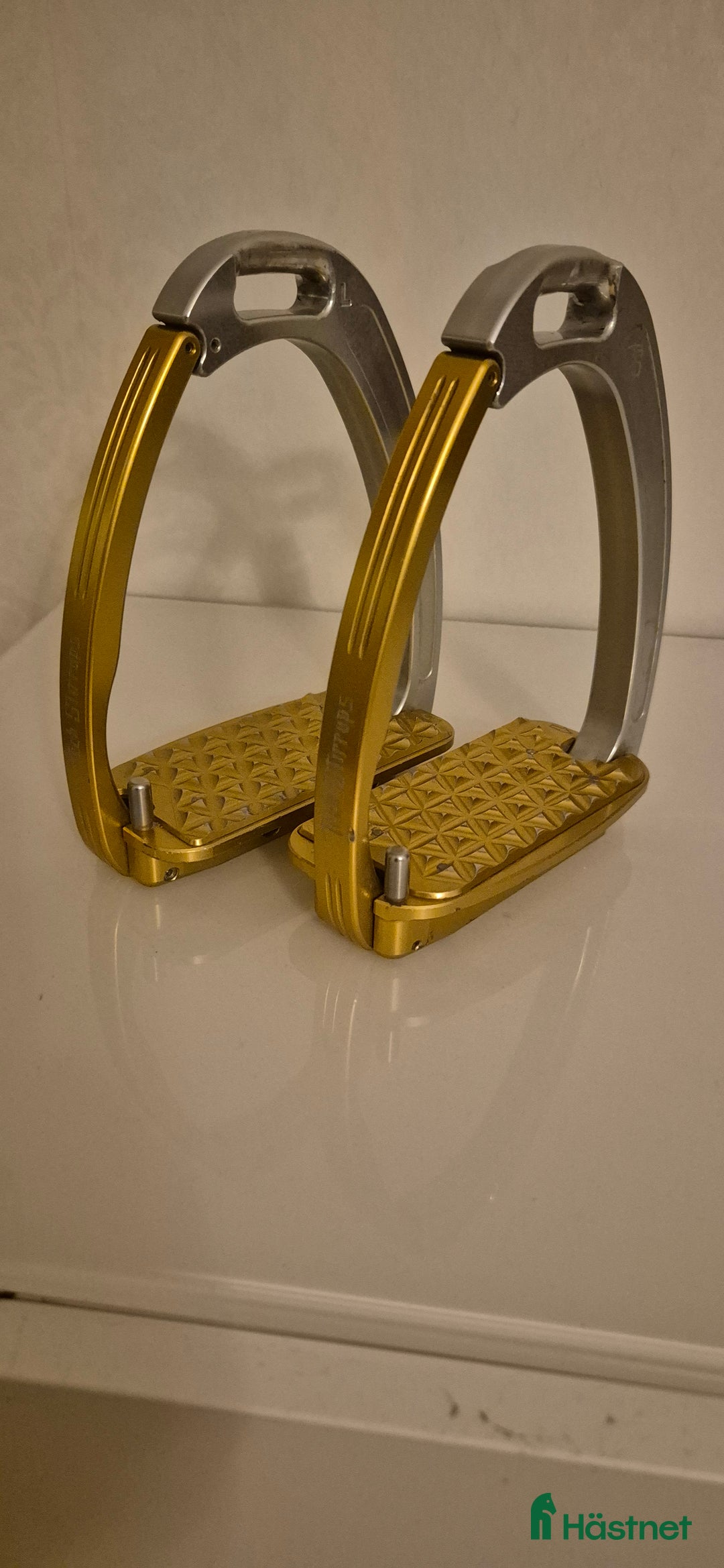 Stigbyglar hästutrustning till salu: Fina Tech Stirrup säkerhetstigbyglar i Frösön - Annons 1