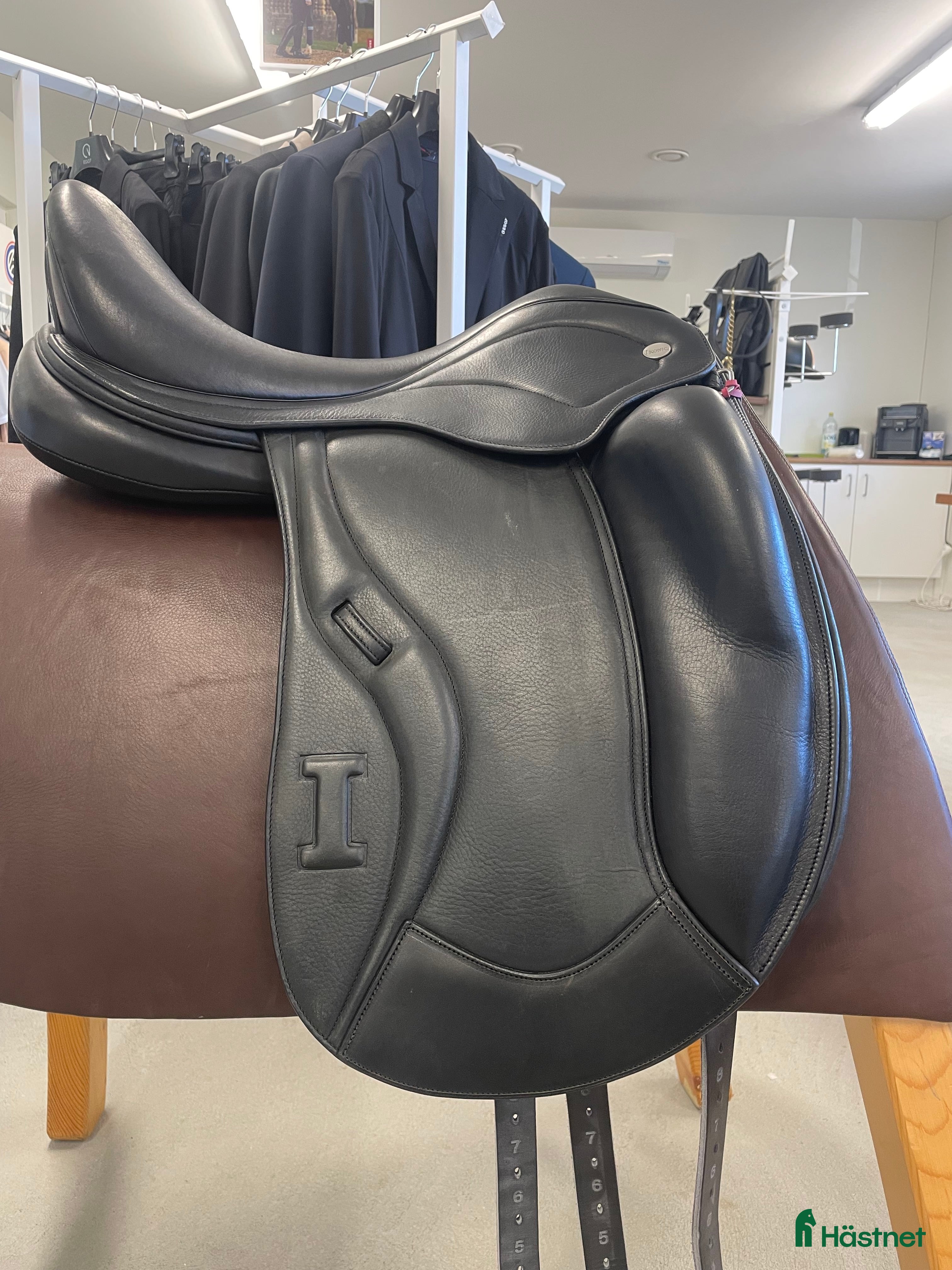 Sadlar hästutrustning Ikonic Evolution Monoflap Carbon i Helsingborg - Annons 1