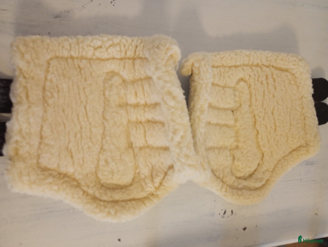 Benskydd hästutrustning till salu: Fluffiga benskydd  i Strömstad - Annons 3