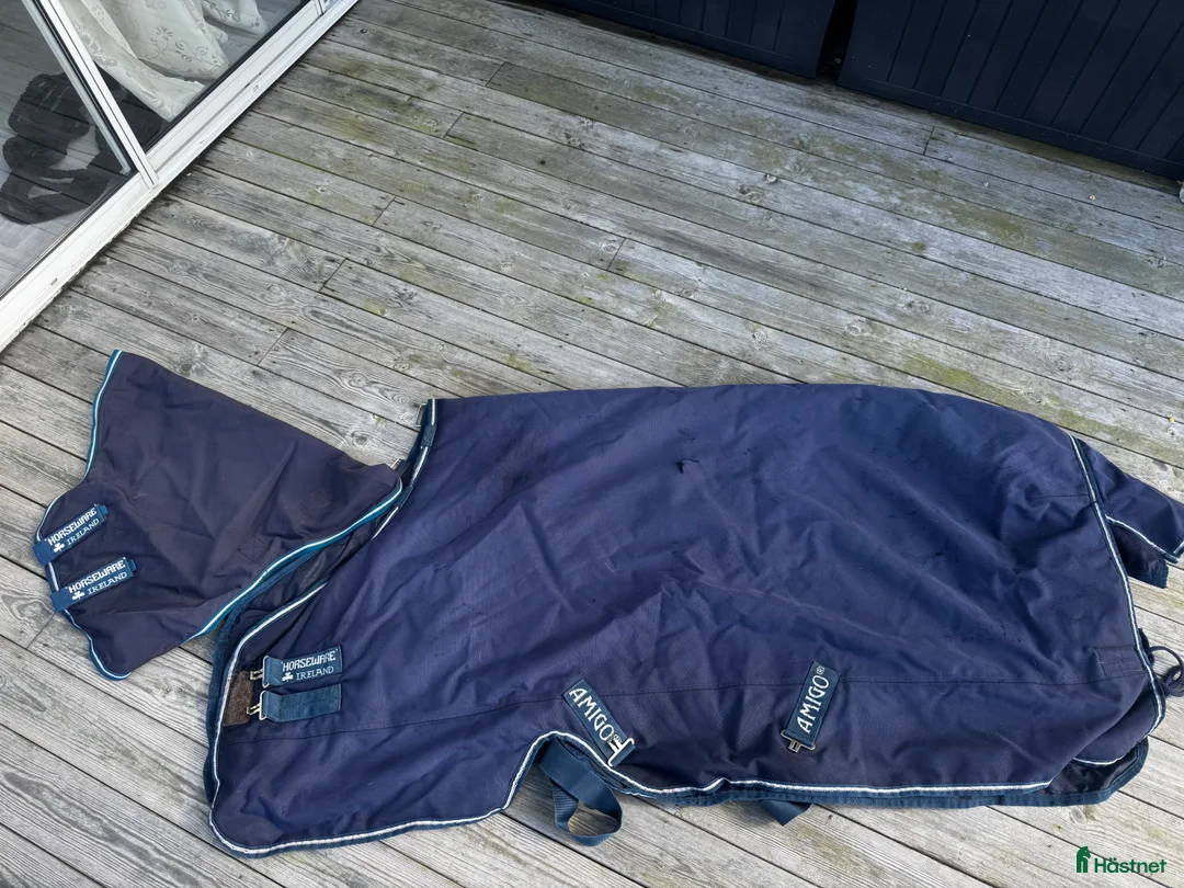 Täcken hästutrustning till salu: Amigo 350g + ofodrad hals i Kungälv - Annons 1