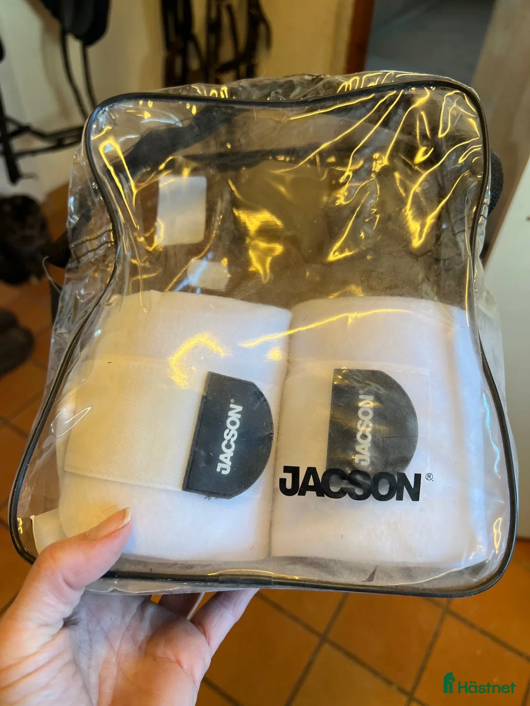 Benskydd hästutrustning till salu: Jacson - vita benlindor i Jonstorp - Annons 1