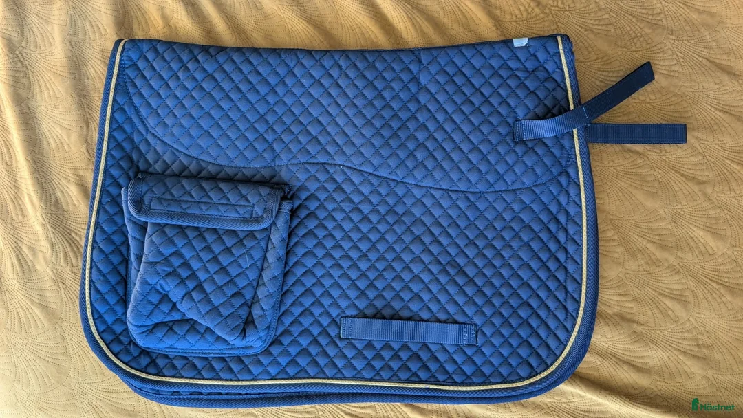 Schabrak & Vojlockar hästutrustning till salu: Schabrak med ficka, marinblå med guldkant i Stockholm - Annons 2