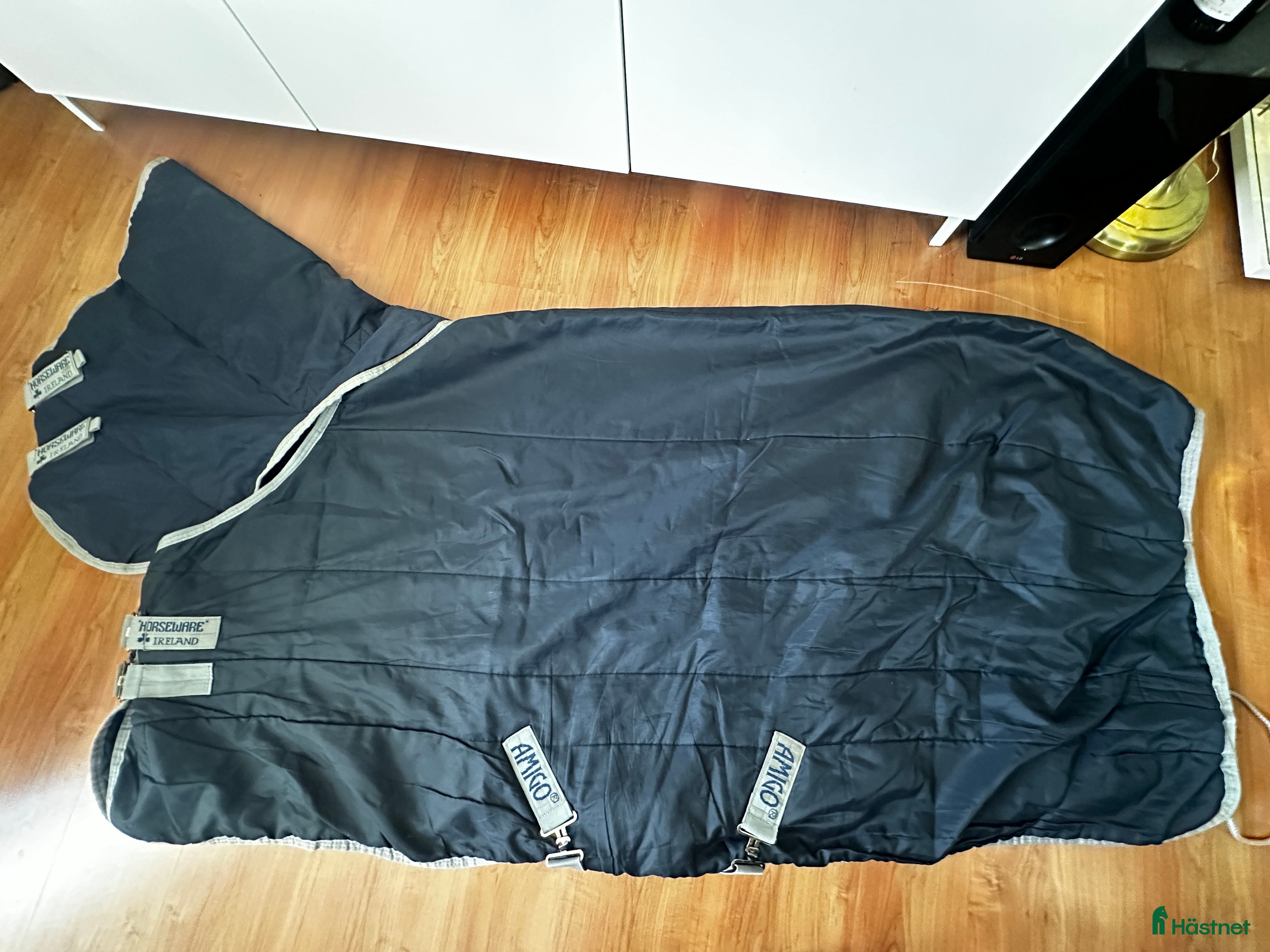 Täcken hästutrustning till salu: Horseware Amigo stalltäcke i Strängnäs - Annons 24