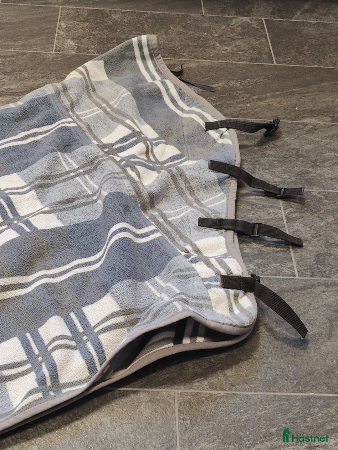 Täcken hästutrustning till salu: Fleecetäcke med hel hals i Ängelholm - Annons 3