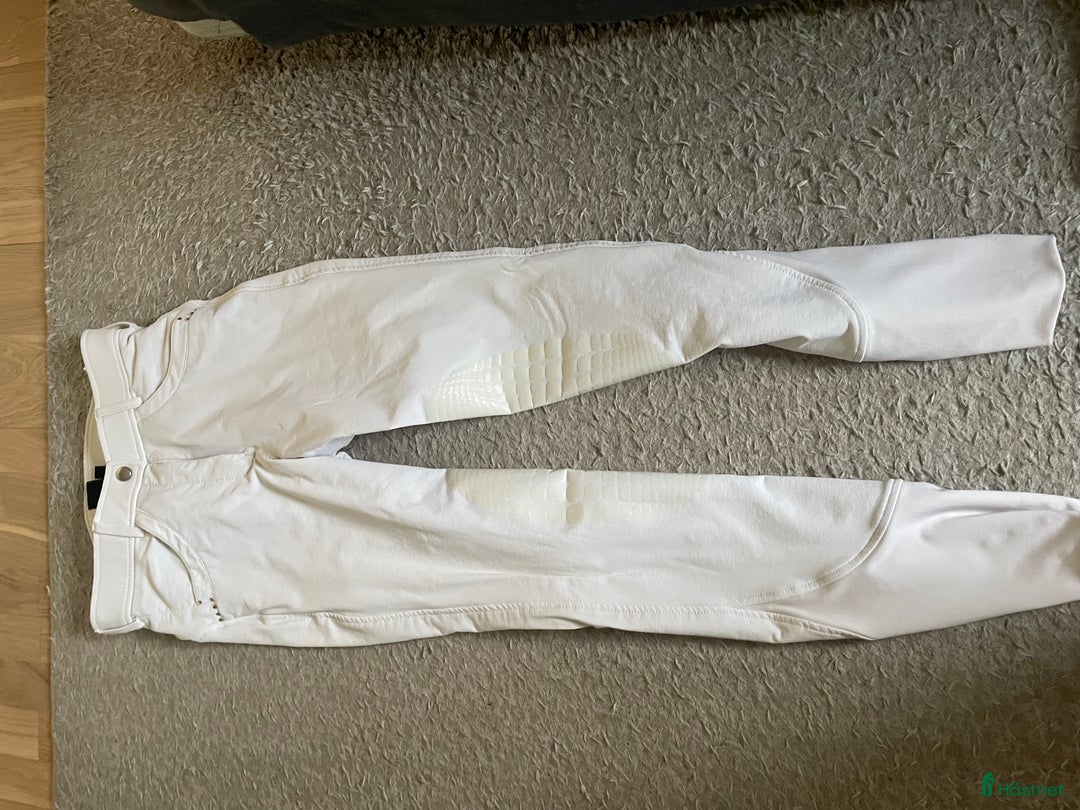 Ridbyxor ryttarutrustning till salu: Två par vita ridbyxor, storlek S och 160! i Örebro - Annons 1