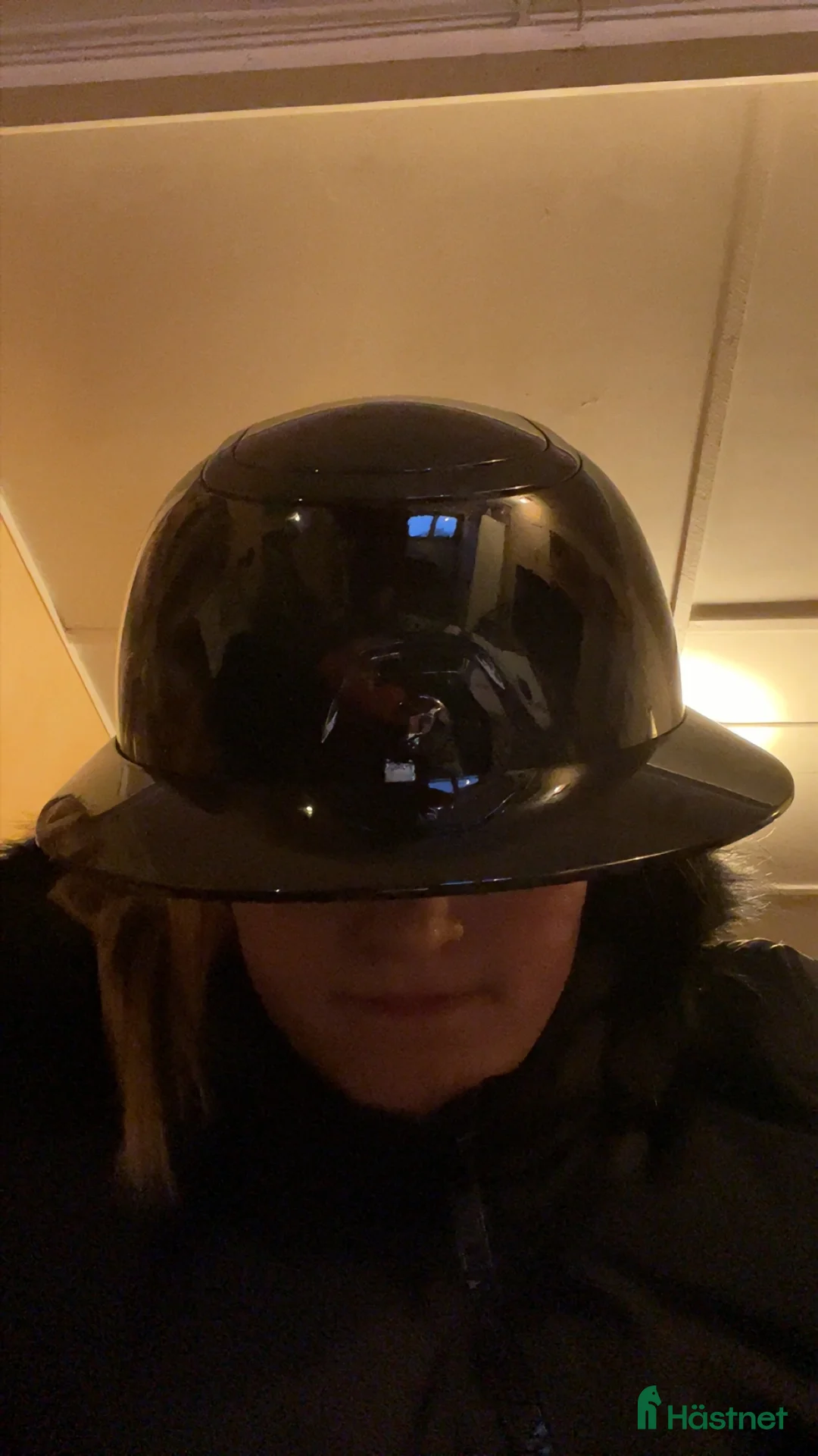 Hjälmar ryttarutrustning till salu: Helt ny back on track hjälm - Annons 1