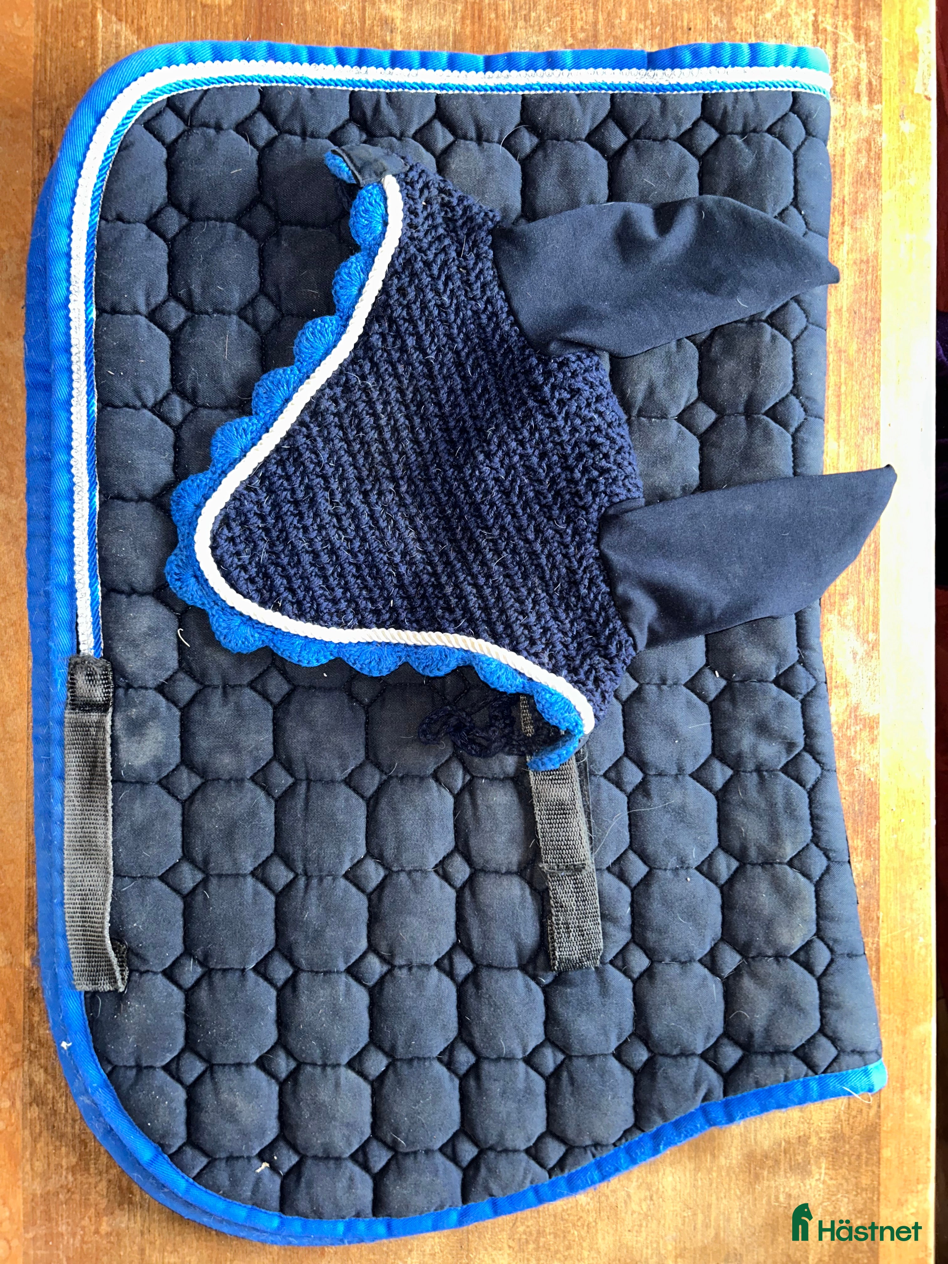 Schabrak & Vojlockar hästutrustning till salu: Snyggt schabrak med huva!  i Ramsele - Annons 13