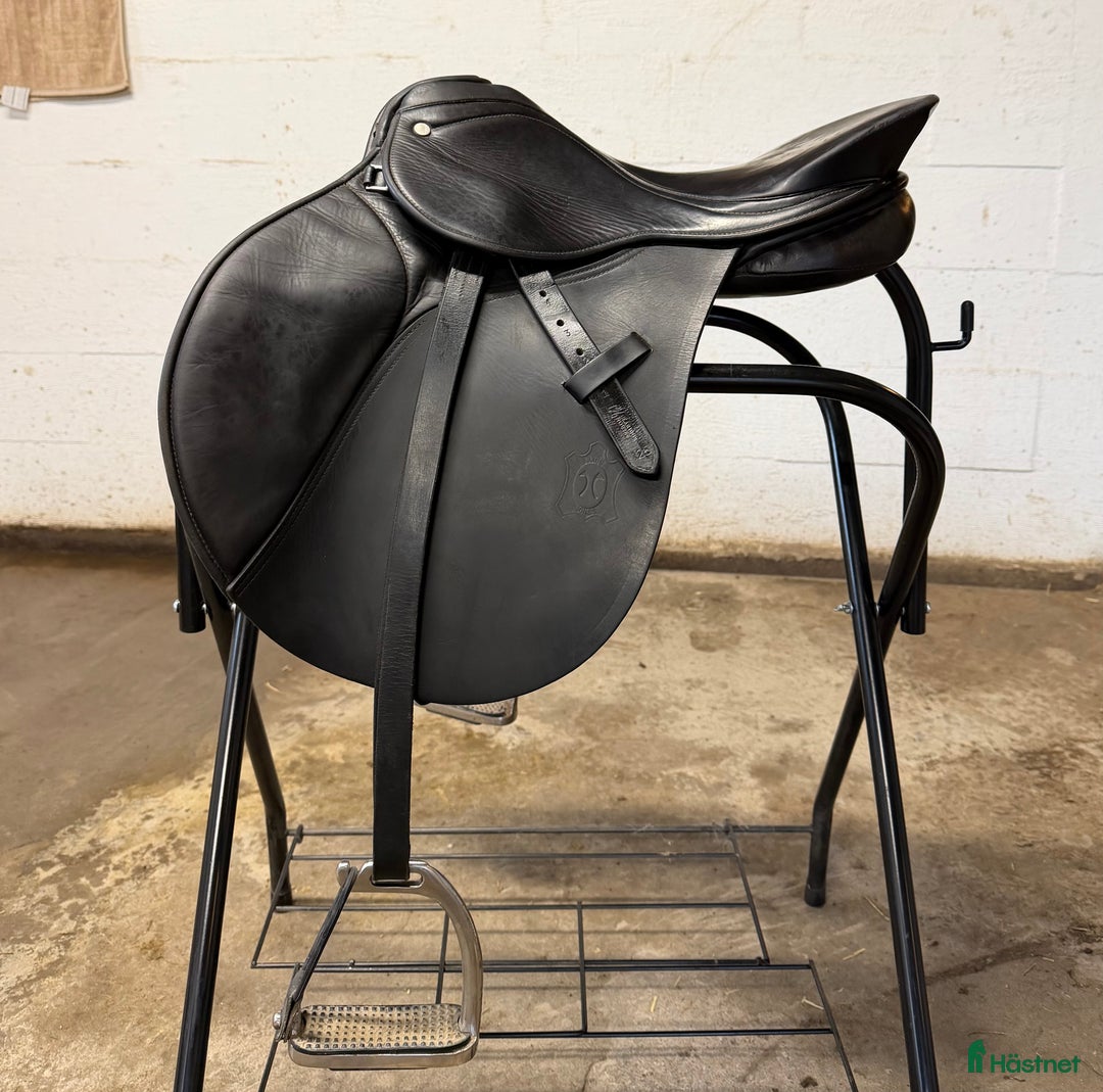 Sadlar hästutrustning till salu: Paul Jones allroundsadel i Kristianstad - Annons 1