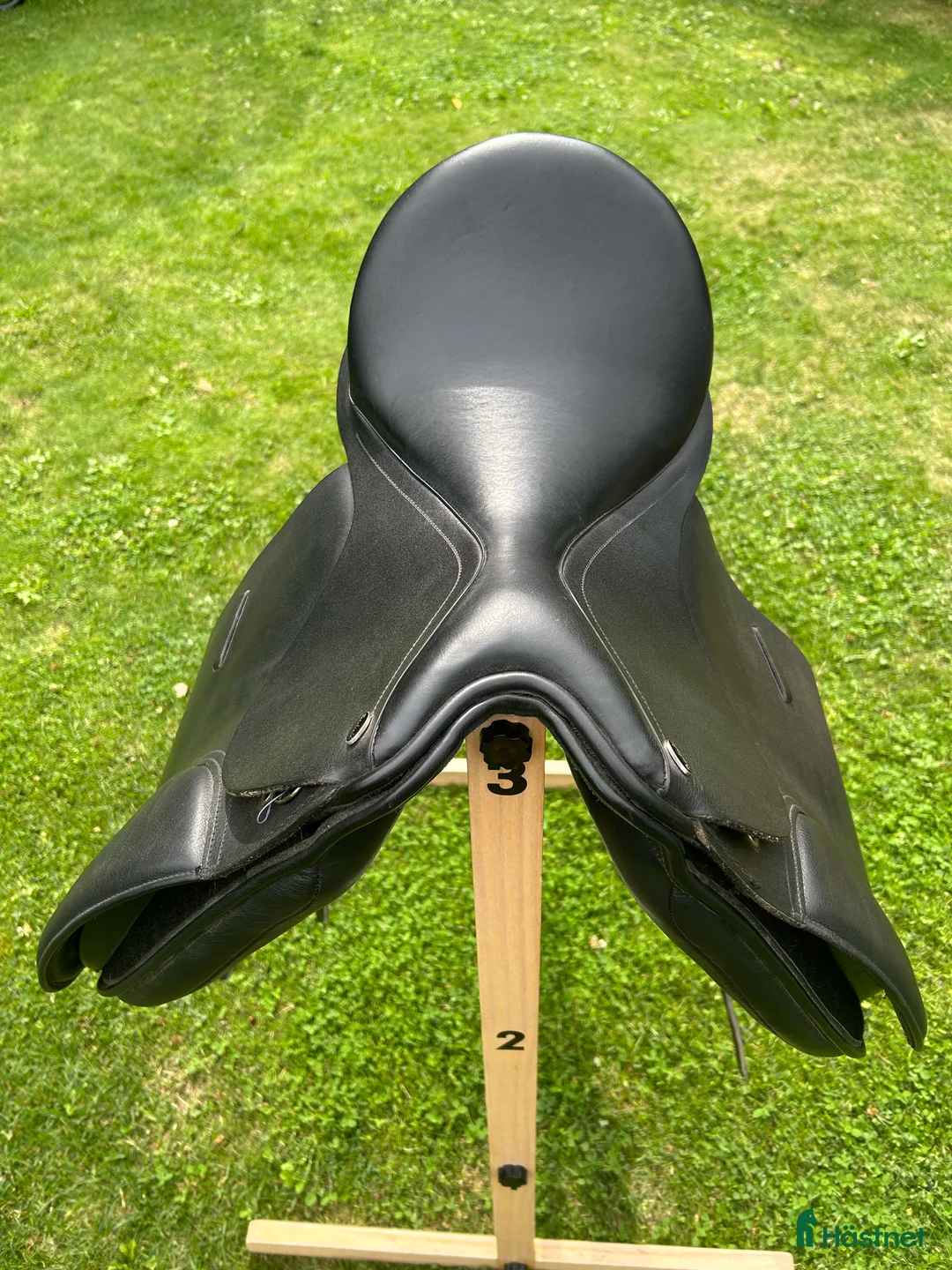 Sadlar hästutrustning till salu: Dressyrsadel för ponny i nyskick i Tungelsta - Annons 2