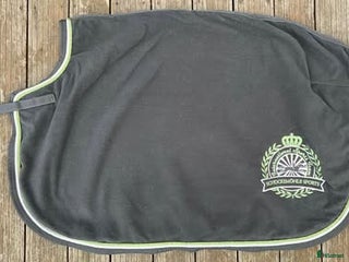 Täcken hästutrustning till salu: Shockemöhle ländtäcke i Vallentuna - Annons 3