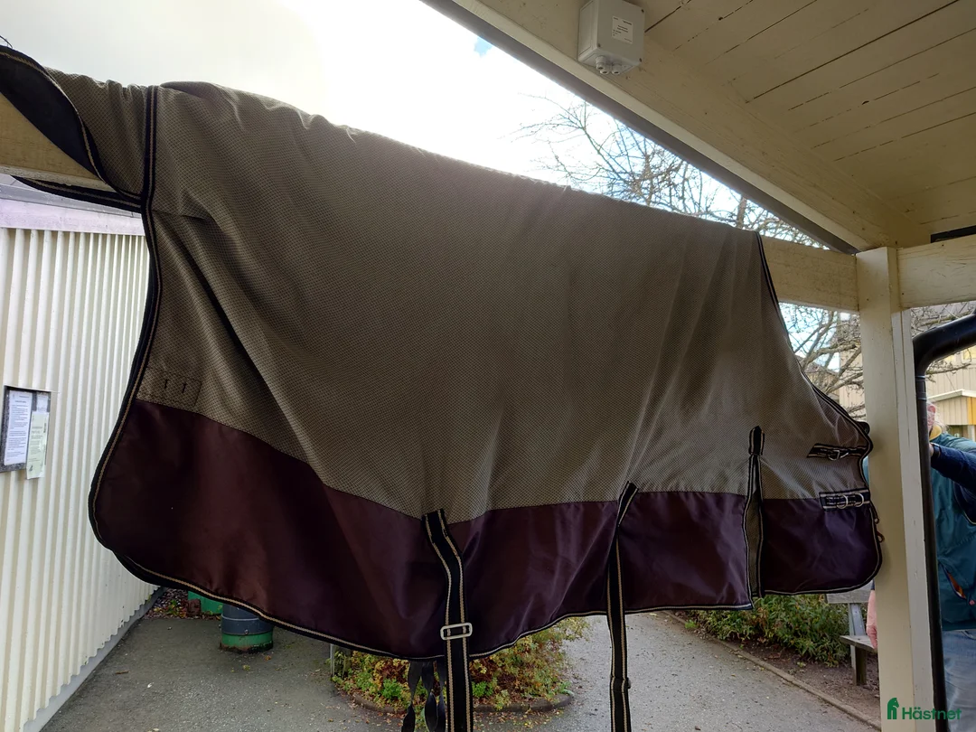 Täcken hästutrustning till salu: Tjockt vattenavvisande vintertäcke i Kista - Annons 4