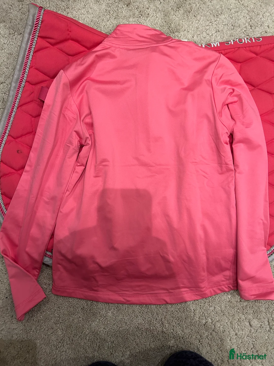 Schabrak & Vojlockar hästutrustning till salu: Fint rosa schabrak med matchande tröja i Enhörna - Annons 4