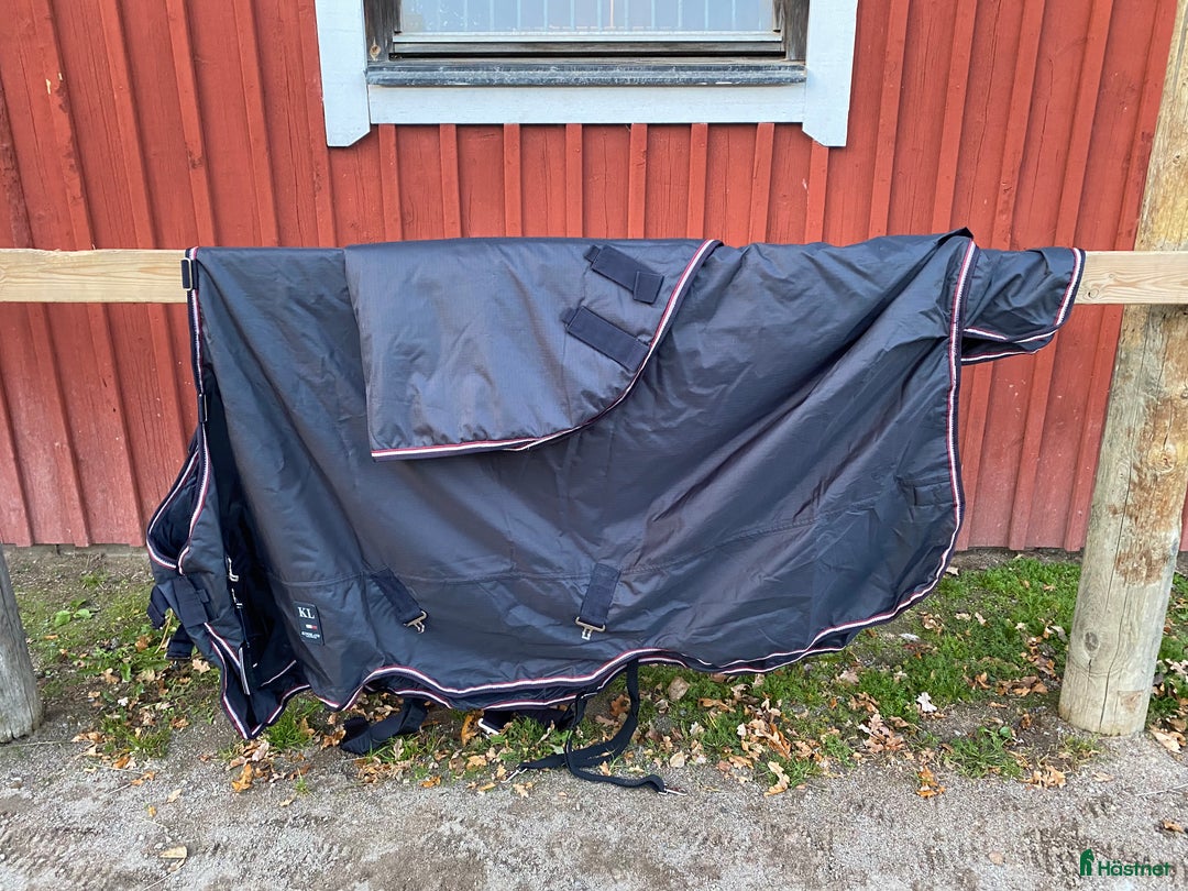 Täcken hästutrustning till salu: Kingsland täcke 100g, stl 140 i Järfälla - Annons 1
