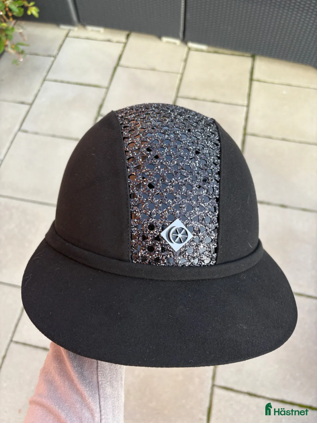 Hjälmar ryttarutrustning till salu: Charles Owen Ridhjälm i Viken - Annons 1