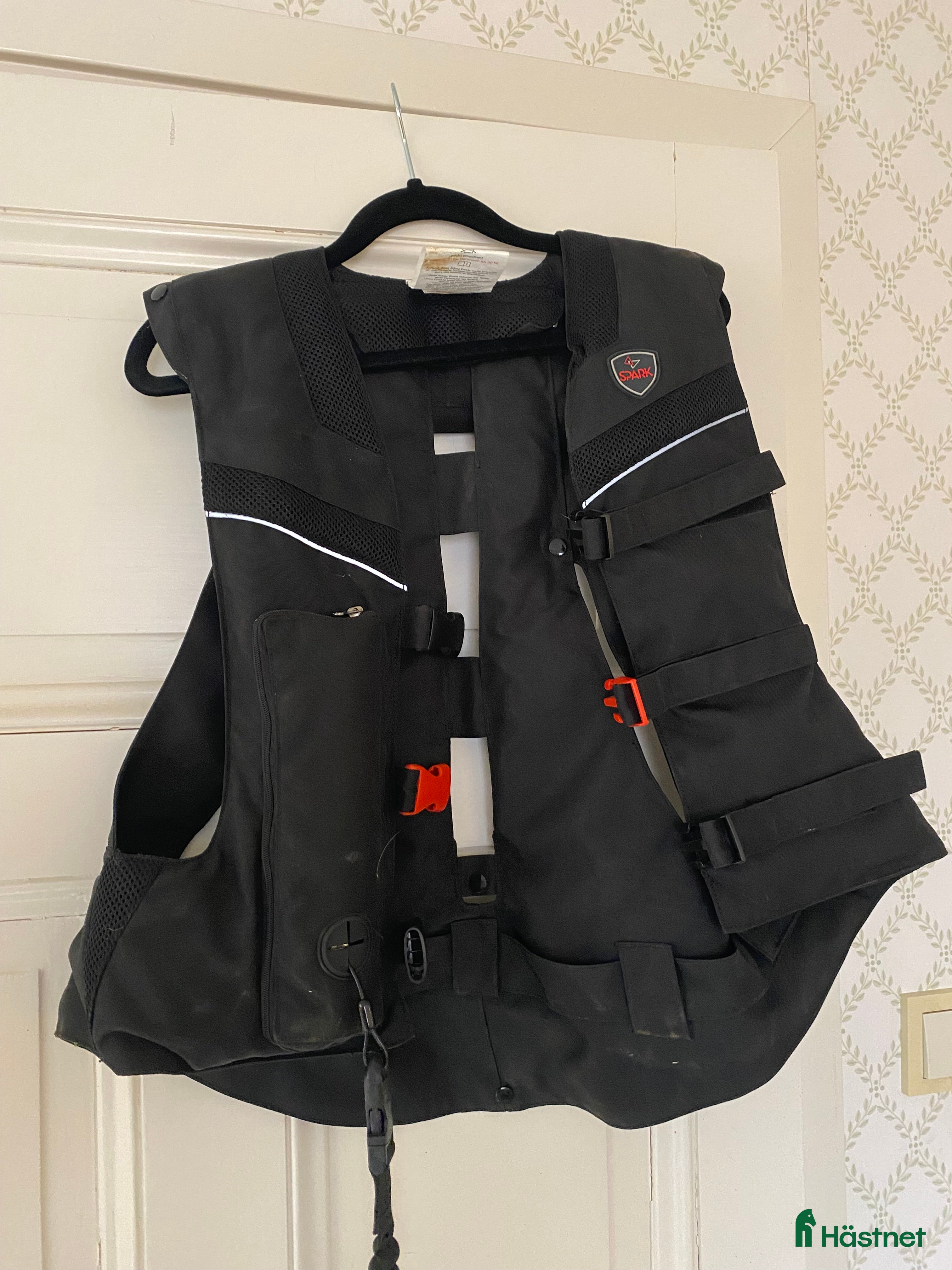 Säkerhetsvästar ryttarutrustning till salu: Ny spark airbagväst i Sala - Annons 9