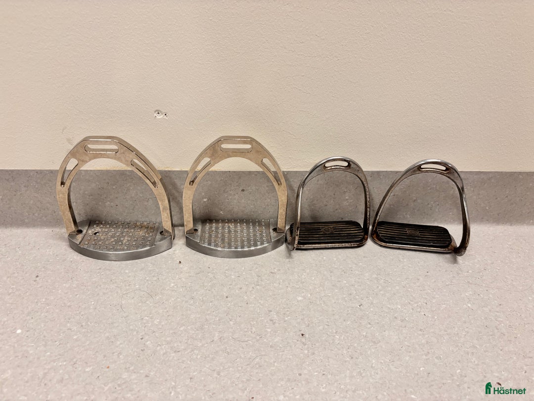 Stigbyglar hästutrustning till salu: 2 par stigbyglar  i Växjö - Annons 1