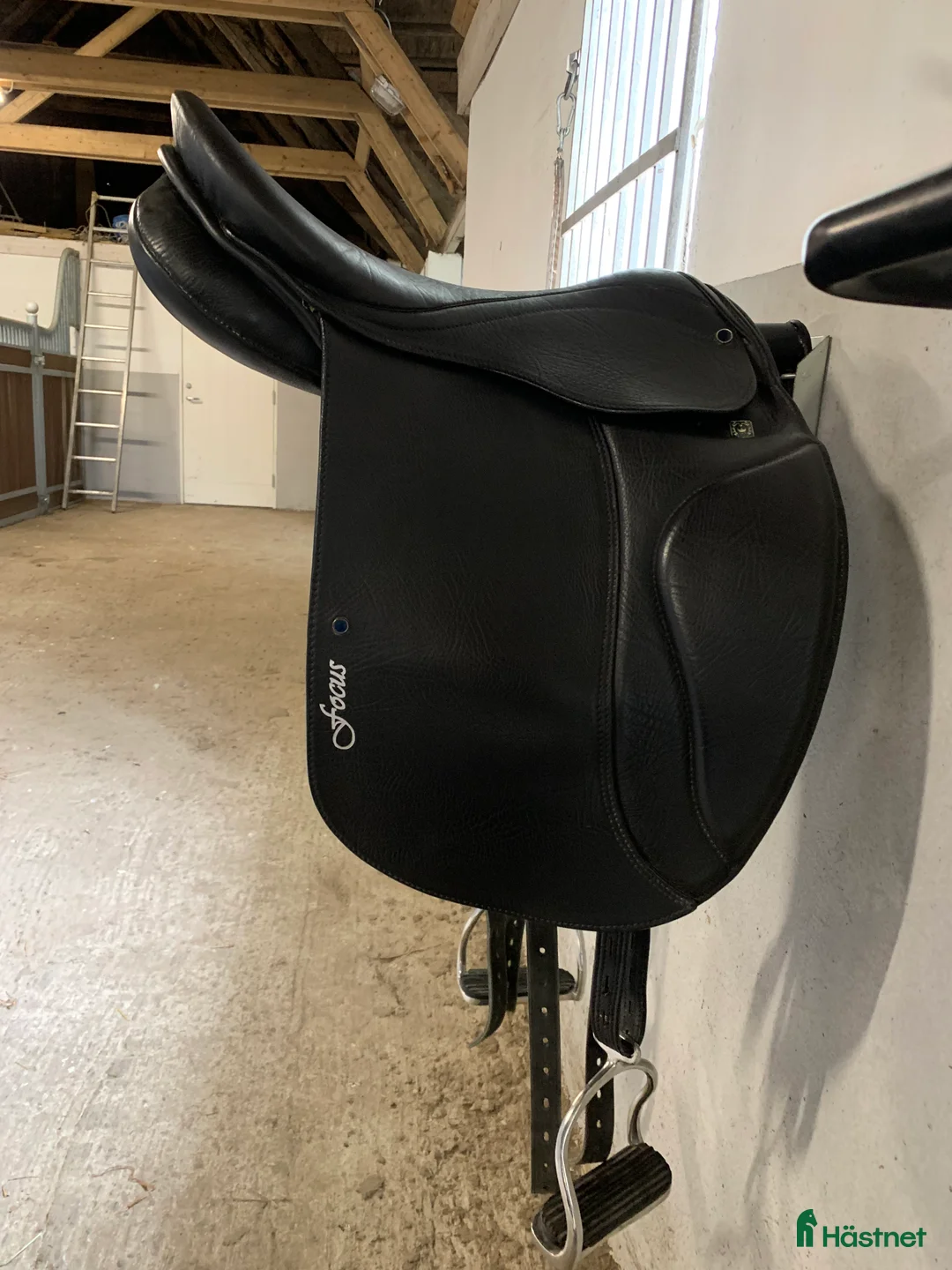 Sadlar hästutrustning till salu: Stübben sadel väldig fin skick - Annons 1