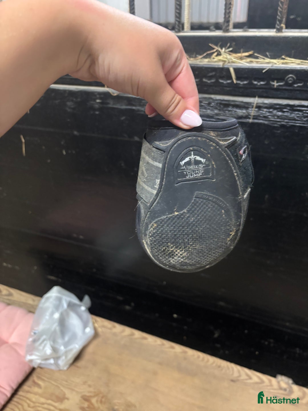 Benskydd hästutrustning till salu: Svarta Veredus bakskydd i Värnamo - Annons 1