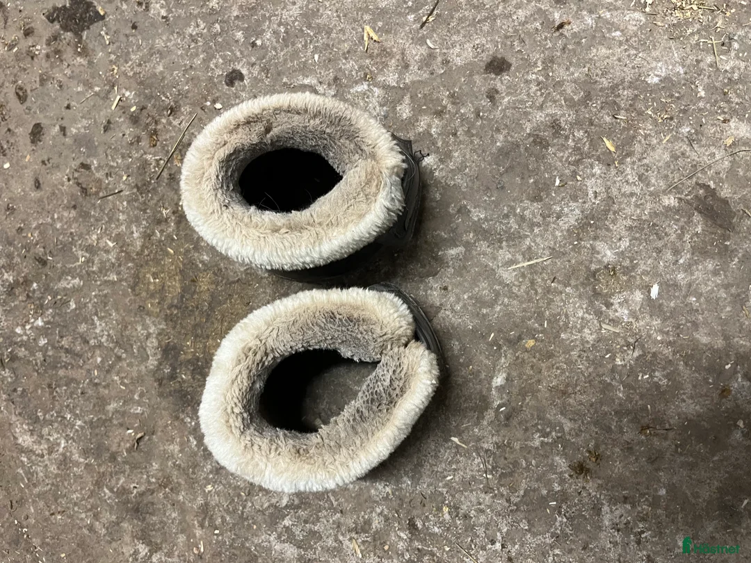 Benskydd hästutrustning till salu: Bruna boots med fluff i Landsbro - Annons 2