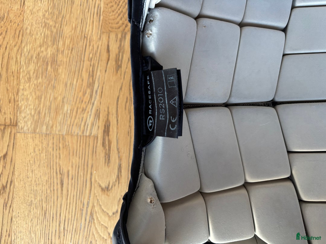 Säkerhetsvästar ryttarutrustning till salu: Racesafe säkerhetsväst stl child large  i Onsala - Annons 4