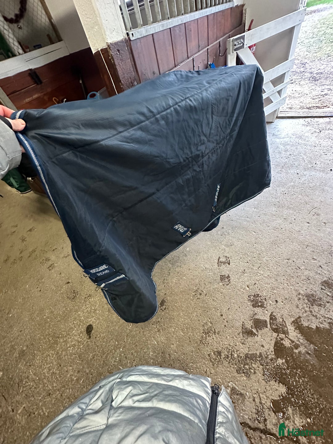 Täcken hästutrustning till salu: Amigo innetäcke i Vattholma - Annons 1