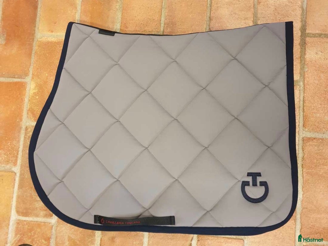 Schabrak & Vojlockar hästutrustning till salu: Superfint dressyr schabrak  i Stockholm - Annons 1