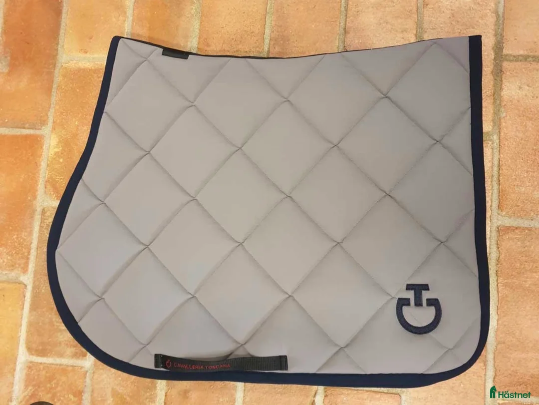 Schabrak & Vojlockar hästutrustning till salu: Superfint dressyr schabrak  i Stockholm - Annons 1