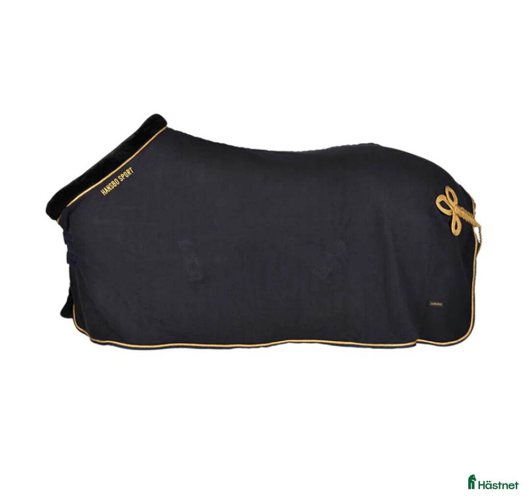 Täcken hästutrustning till salu: Hansbo Fleecetäcke Marinblå storlek 165cm julklapp i Hanaskog - Annons 1