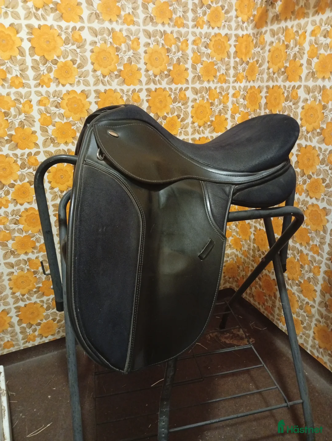 Sadlar hästutrustning till salu: Jättefin dressyrsadel - Annons 1