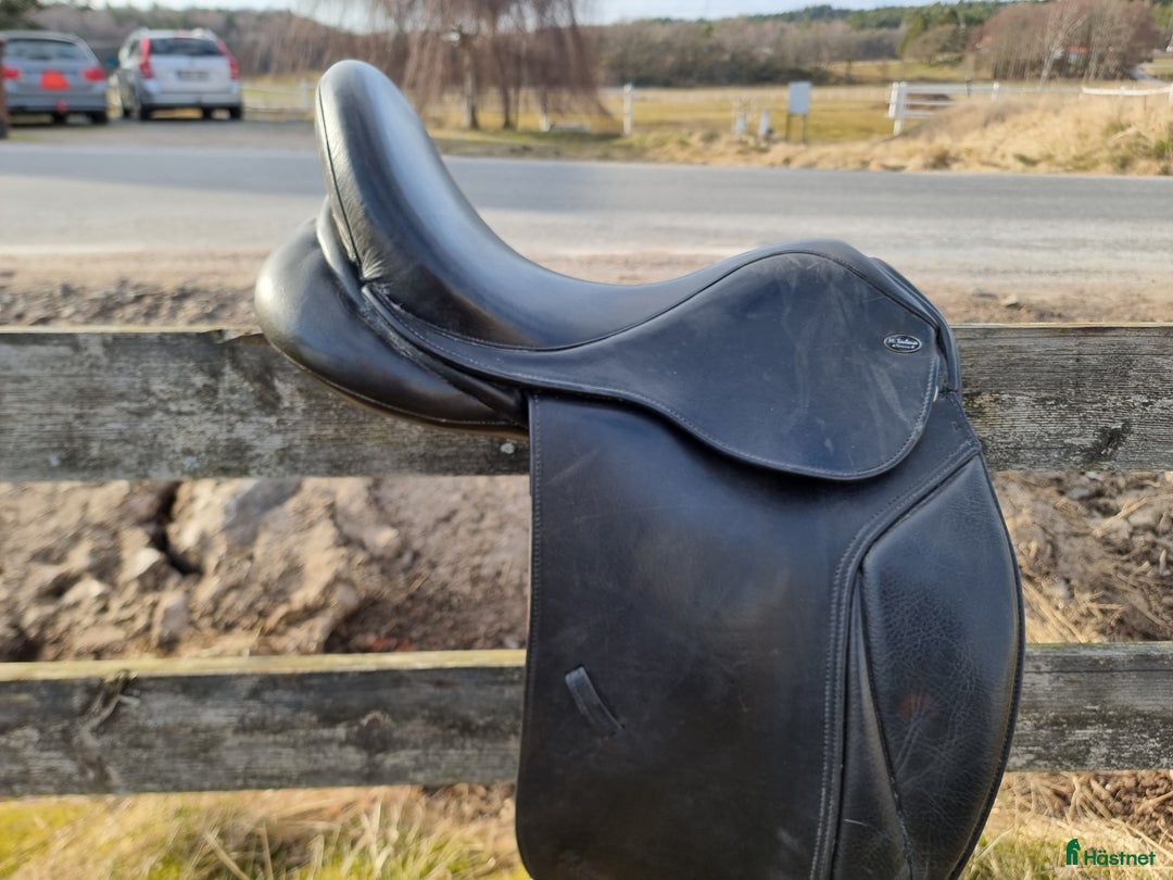 Sadlar hästutrustning till salu: Dressyr M.Tulouse Gen Tec 17” i Hörby - Annons 4