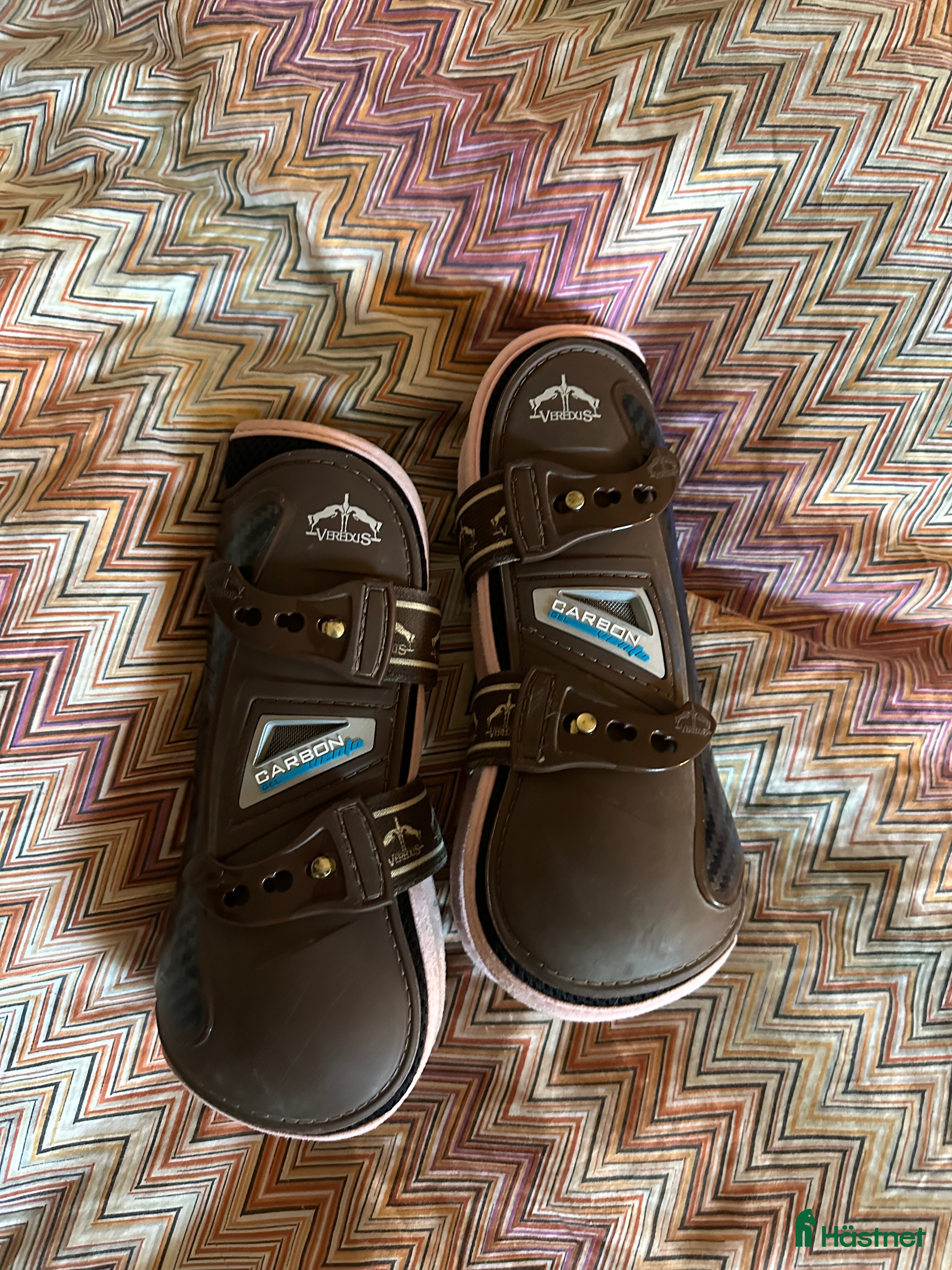 Benskydd hästutrustning till salu: Bruna verdus skydd i Vendelsö - Annons 1