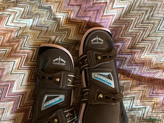 Benskydd hästutrustning till salu: Bruna verdus skydd i Vendelsö - Annons 1