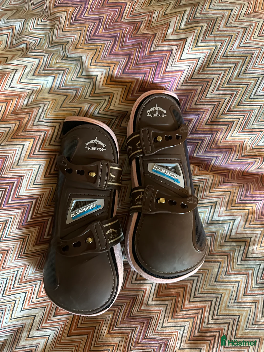 Benskydd hästutrustning till salu: Bruna verdus skydd i Vendelsö - Annons 1