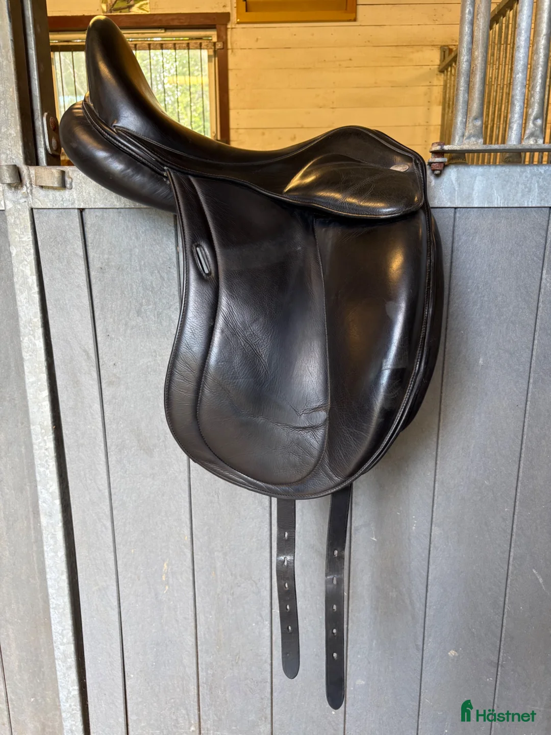 Sadlar hästutrustning till salu: Dressyrsadel Santa Cruz Leopold platinum 17,5”   - Annons 2
