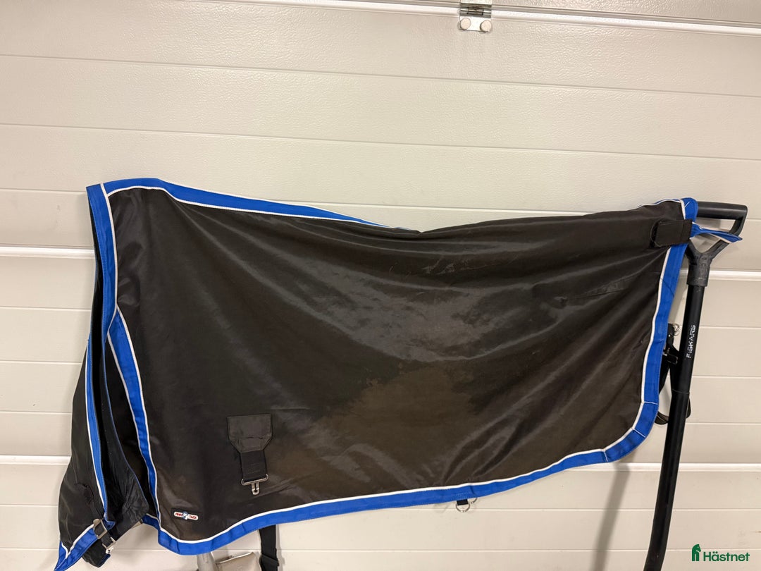 Täcken hästutrustning till salu: Två stalltäcken 0g i Krokom - Annons 3