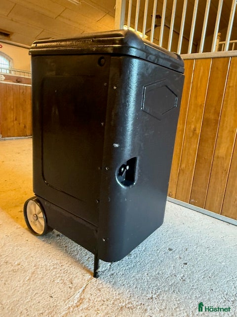 Övrig utrustning övrig utrustning till salu: Sadelskåp i plast med hjul i Flen - Annons 18