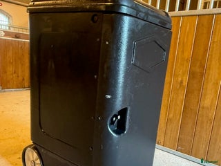 Övrig utrustning övrig utrustning till salu: Sadelskåp i plast med hjul i Flen - Annons 2