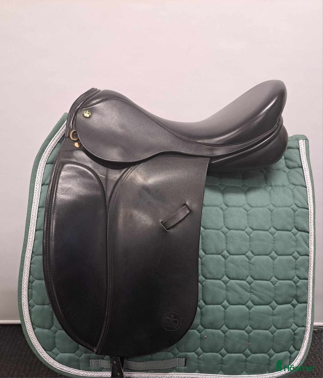 Sadlar hästutrustning till salu: Crown dressyrsadel i Färnäs - Annons 1