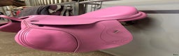 Sadlar hästutrustning till salu: 🩷🩷ROSA SADEL🩷🩷 i Danderyd - Annons 3