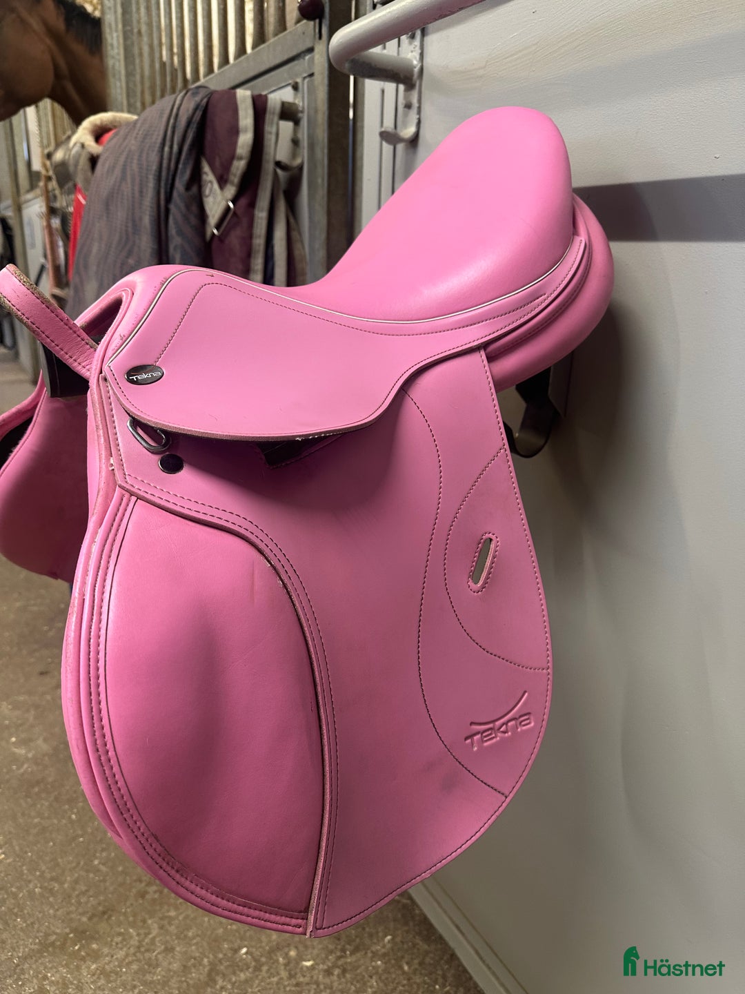 Sadlar hästutrustning till salu: 🩷🩷ROSA SADEL🩷🩷 i Danderyd - Annons 3