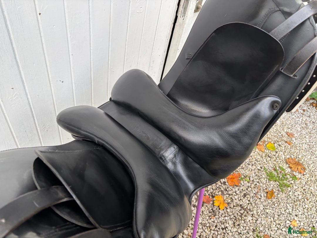 Sadlar hästutrustning till salu: Dressyrsadel 18” i Klintehamn - Annons 7