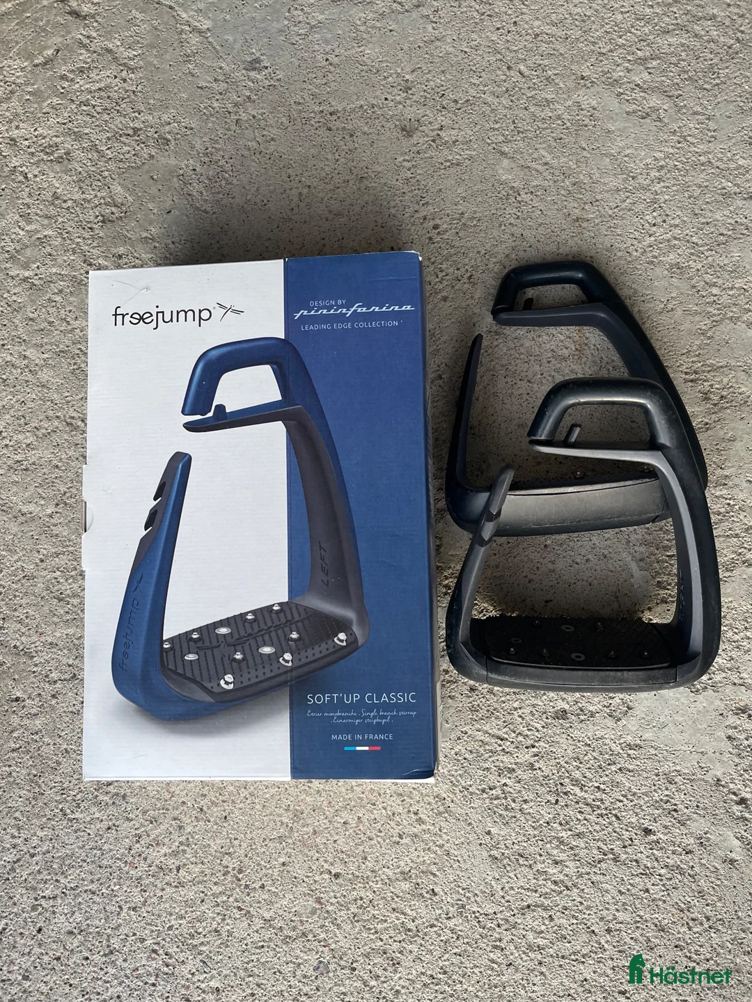 Sadeltillbehör hästutrustning till salu: Freejump Soft’Up Classic stigbyglar, svart/blå - Annons 1