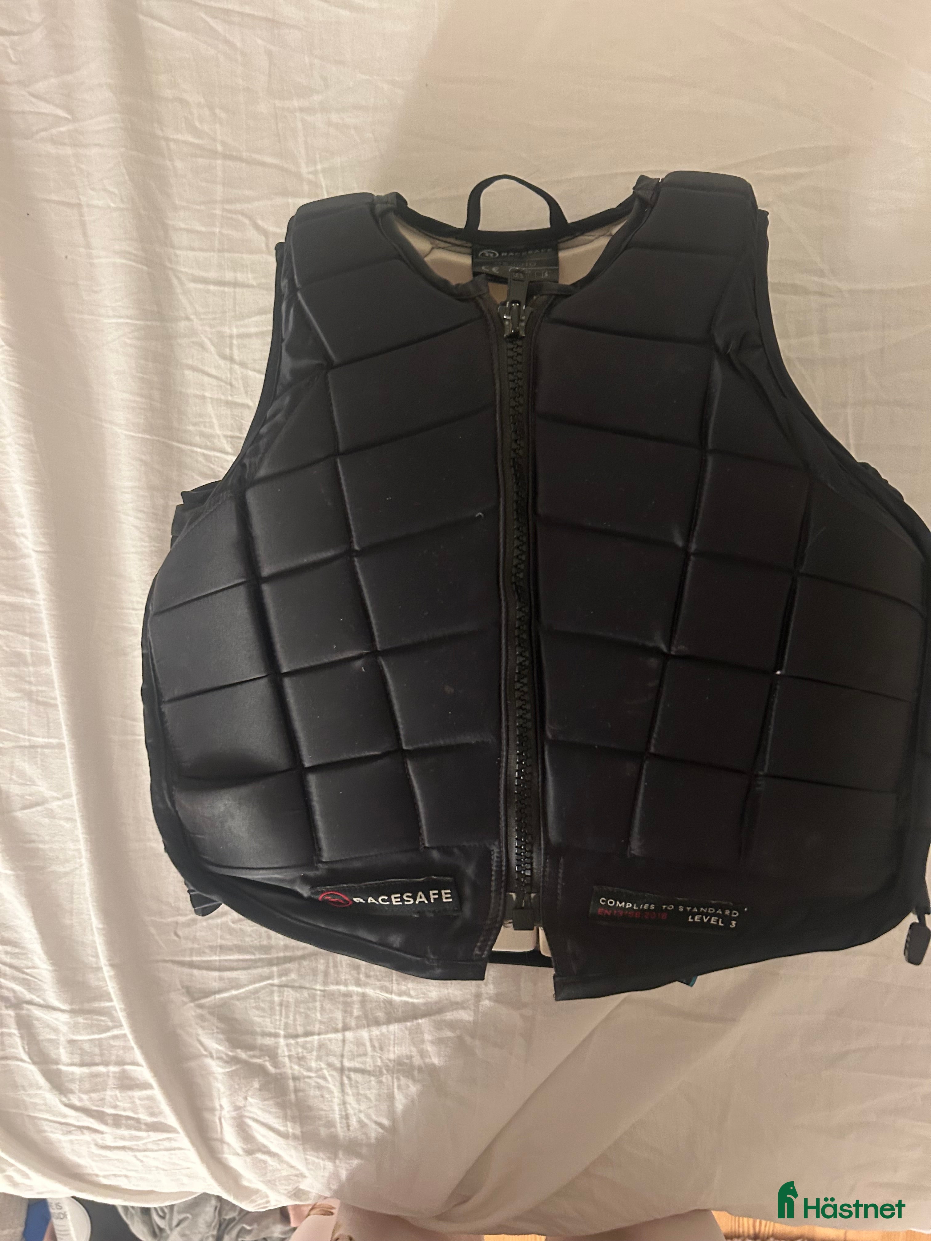 Säkerhetsvästar ryttarutrustning till salu: Fin väst från RS i Gävle - Annons 1