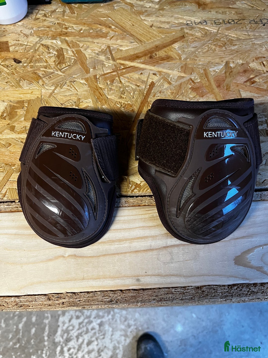 Benskydd hästutrustning till salu: Bakskydd i Kvicksund - Annons 1