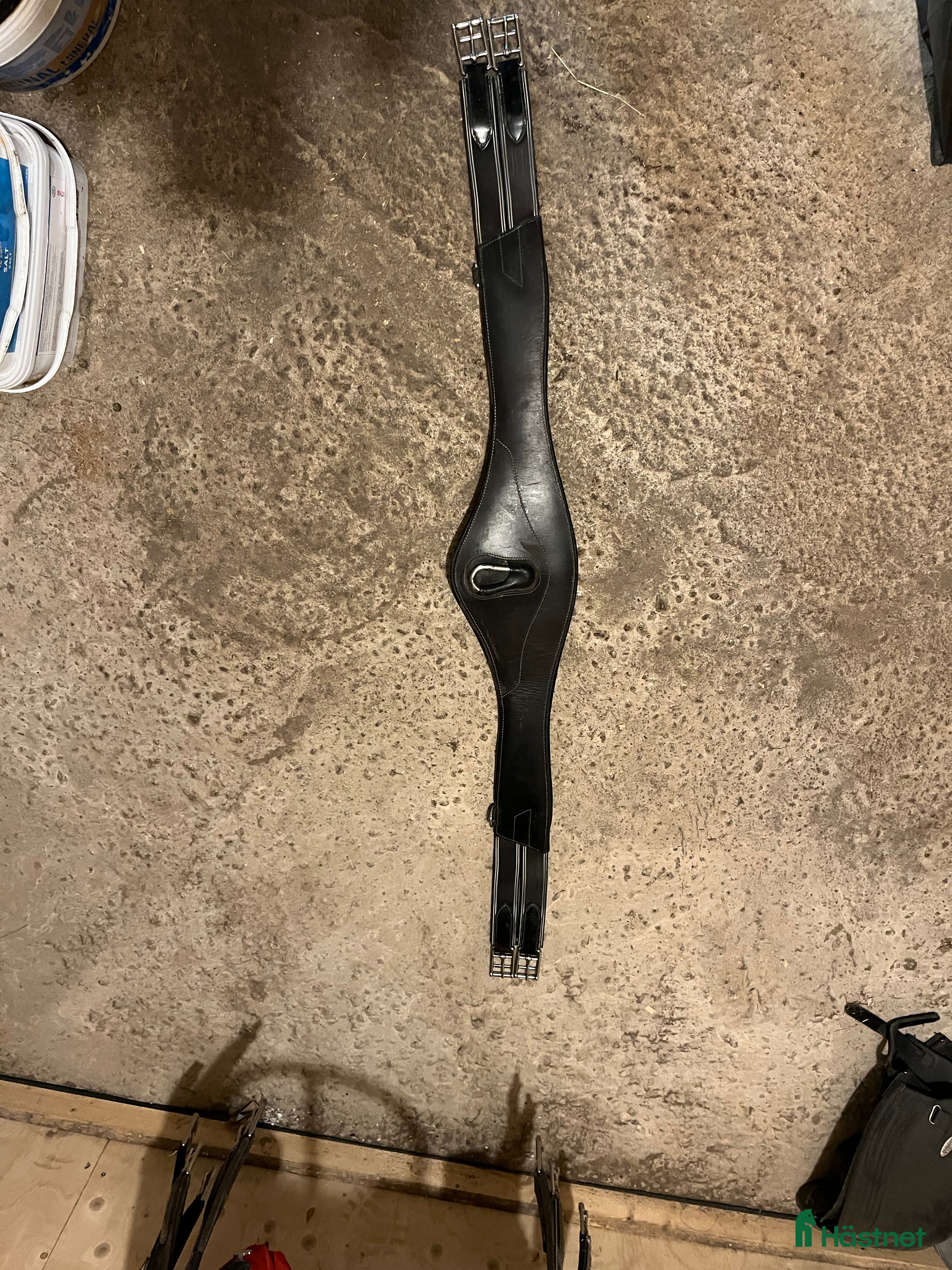 Sadeltillbehör hästutrustning till salu: Svart sadelgjord  i Landsbro - Annons 1