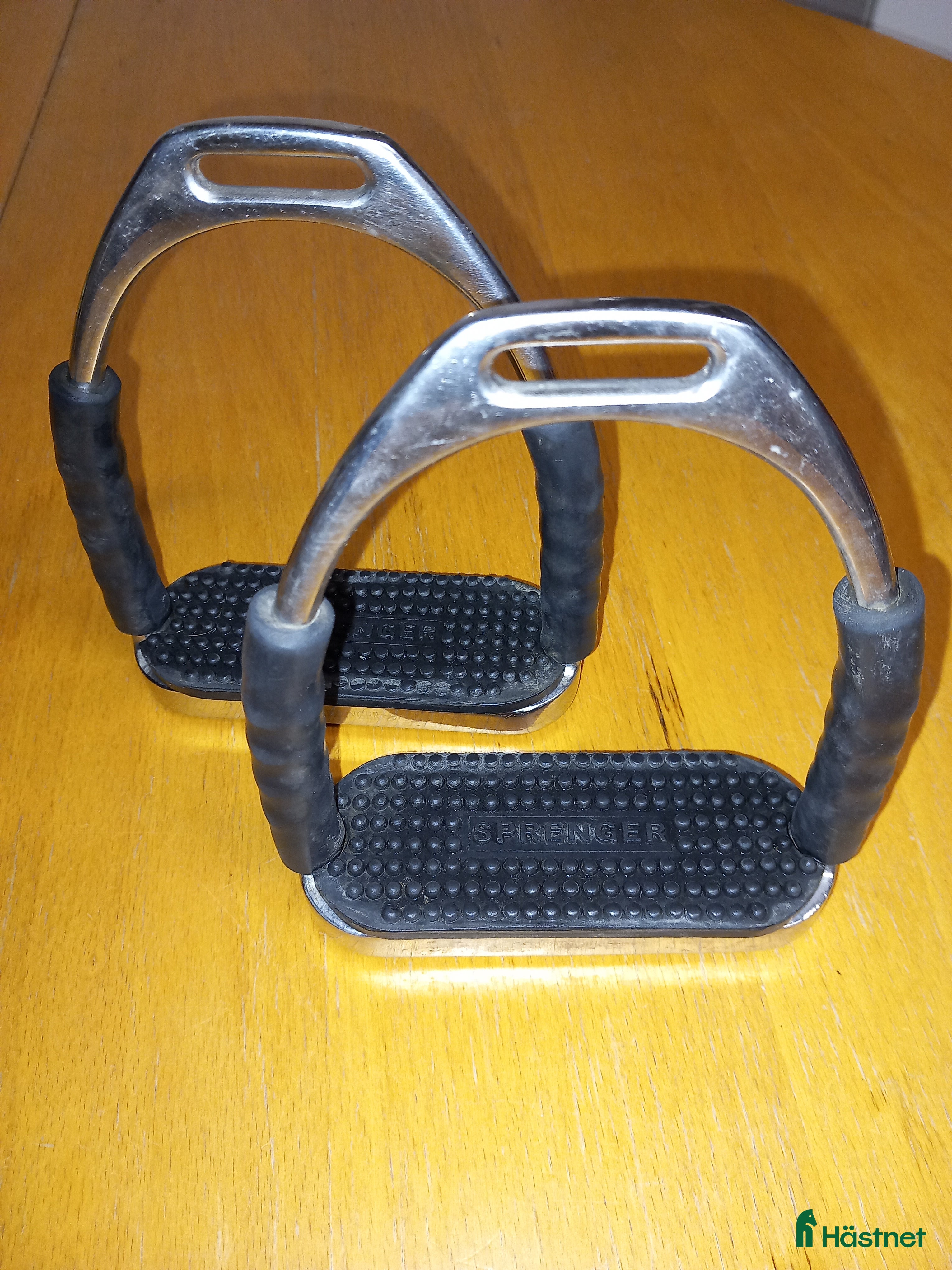 Övrig Hästutrustning hästutrustning till salu: Sprenger stigbyglar, bruna bettskivor i Uppsala - Annons 1