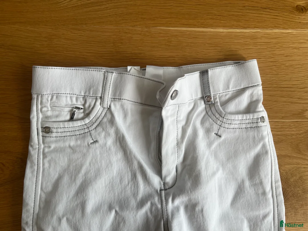 Ridbyxor ryttarutrustning till salu: Vita ridbyxor  i Järna - Annons 2