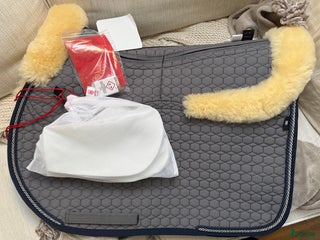 Schabrak & Vojlockar hästutrustning till salu: Eva Mattes fårskinns schabrak HELT NY i Ekeby - Annons 22