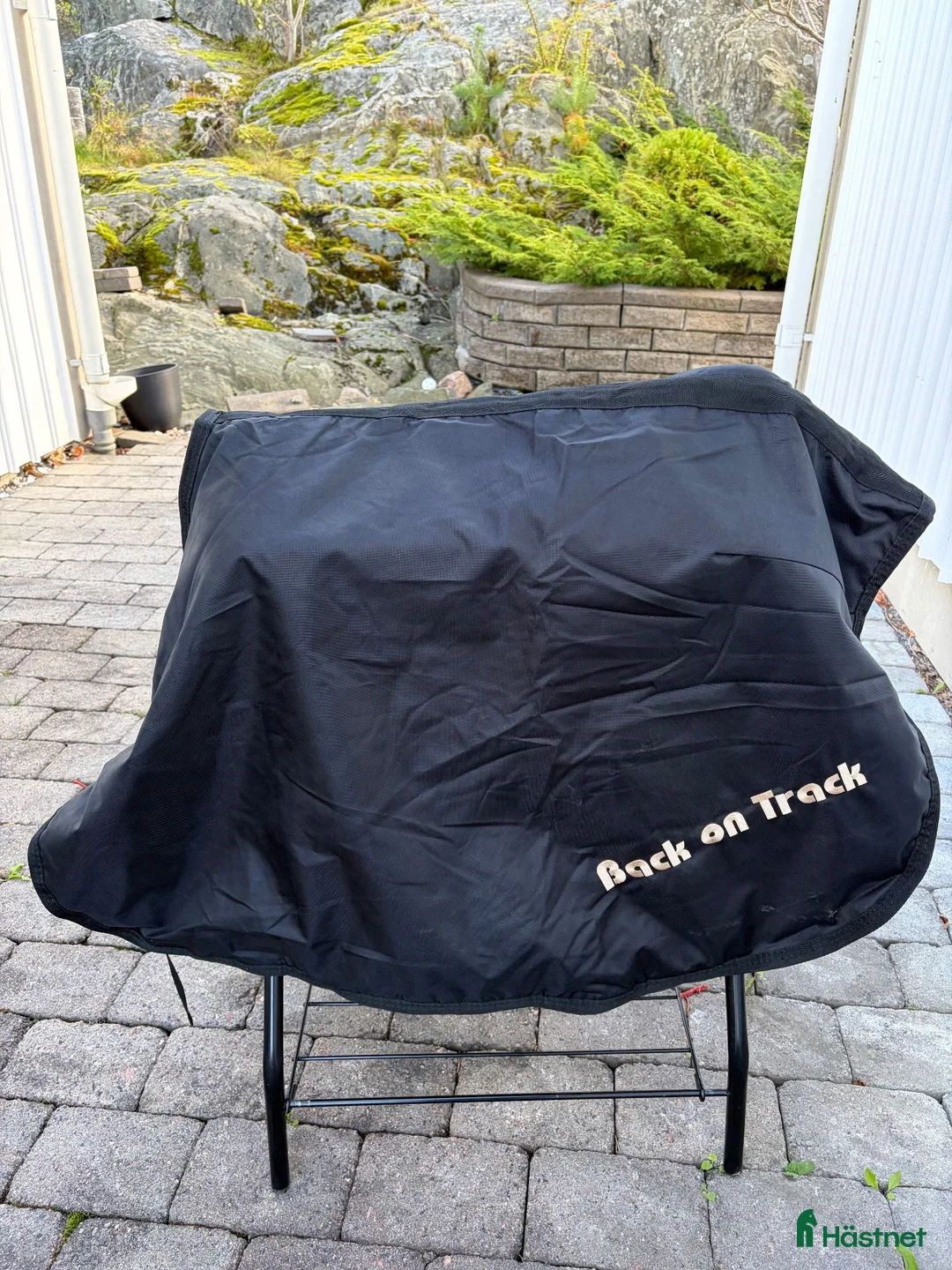Täcken hästutrustning till salu: BACK ON TRACK Ländtäcke - Annons 1